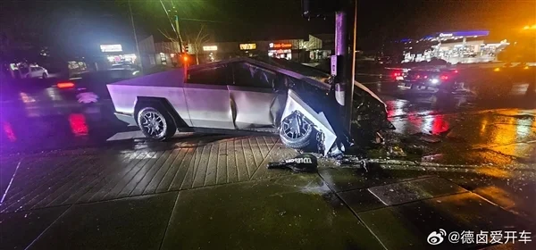 特斯拉Cybertruck“自动驾驶”出事故，车主：都是我的错