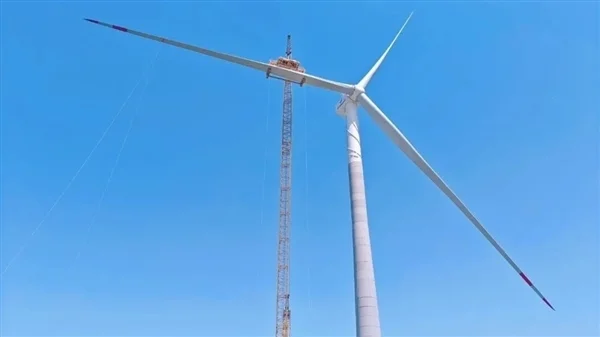 满负荷每小时发电16200度！陆地单机容量最大风电机组成功吊装