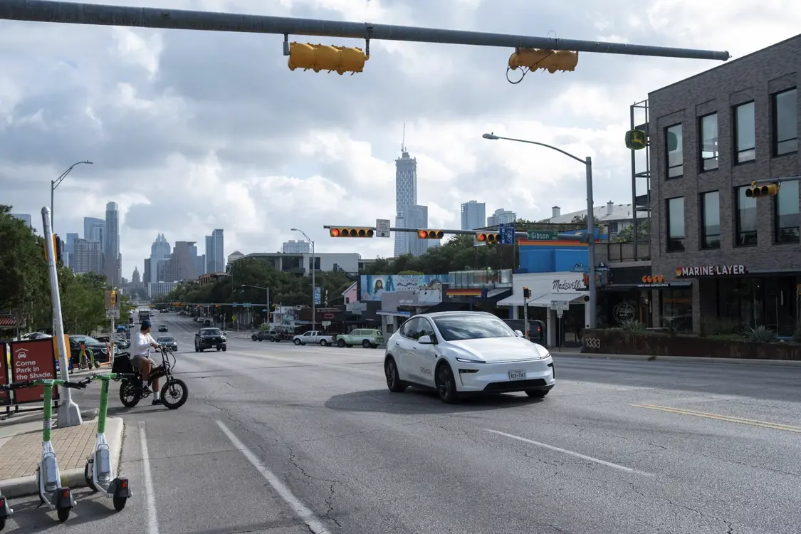 特斯拉Robotaxi到底行不行？听听首批试乘者怎么说